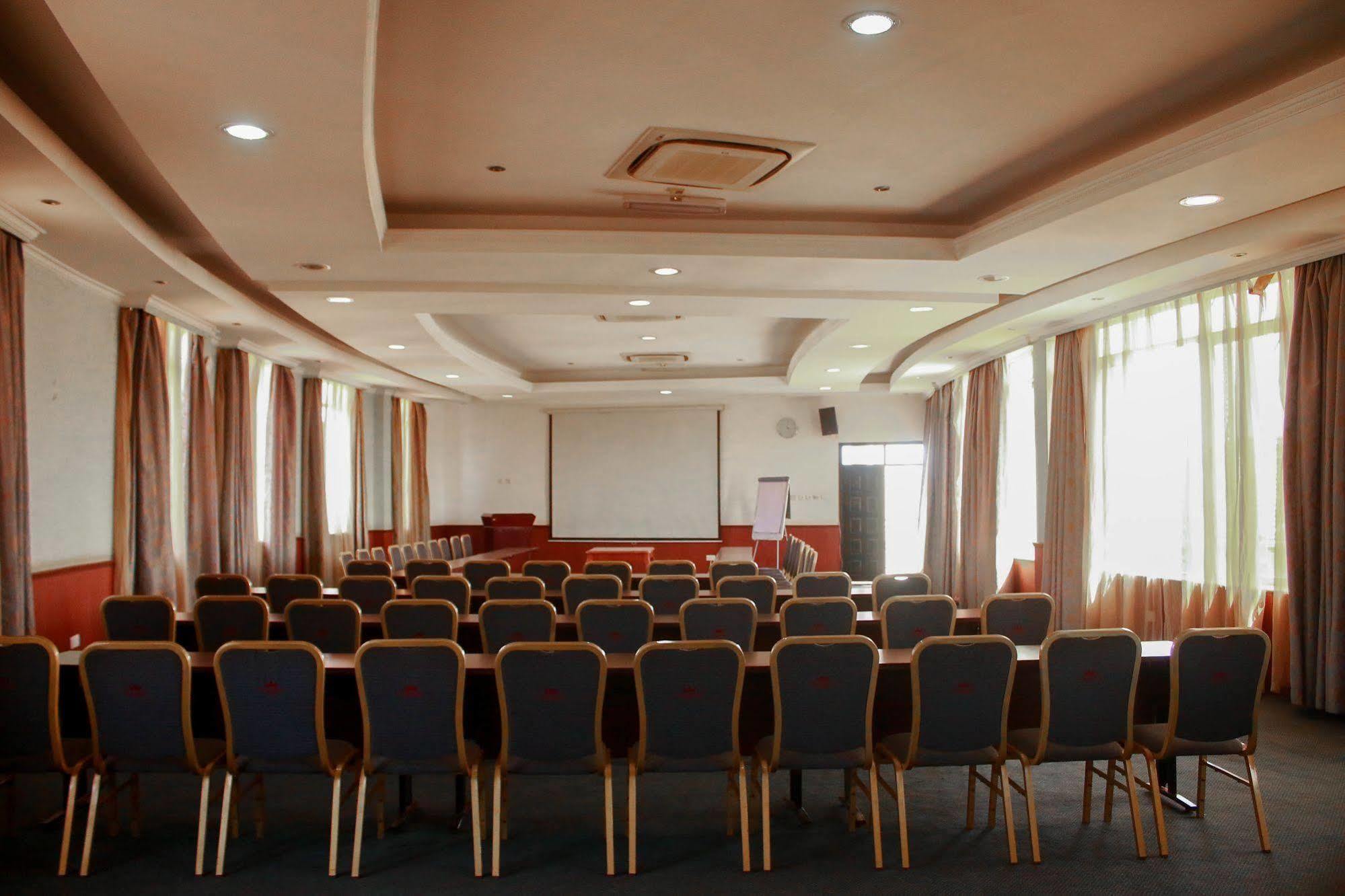 City Royal Resort Hotel Kyambogo  Exterior foto